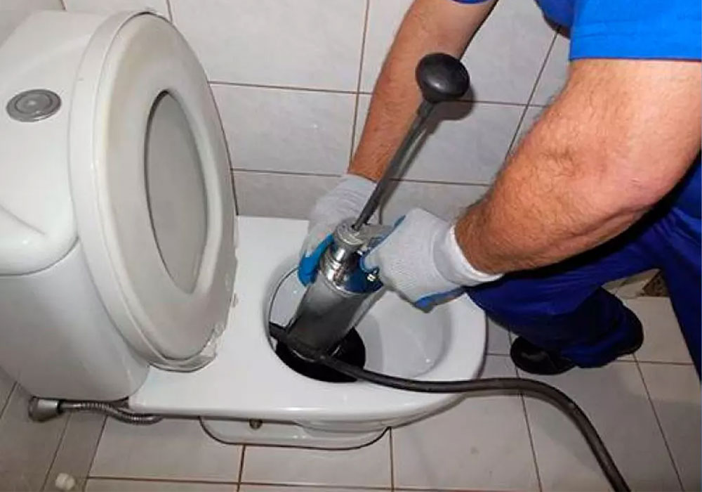 homem desentupindo vaso em curitiba